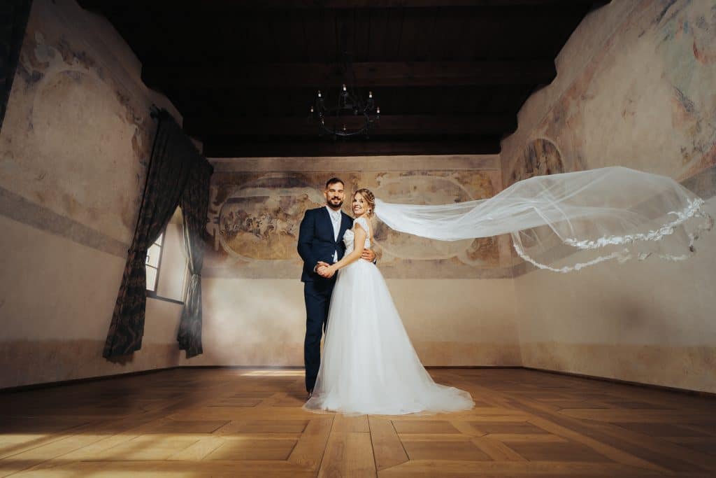 Dominika a Michal v historickej sále s freskami, závoj letí vzduchom