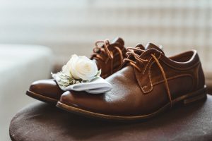 ženíchové topánky a kvet