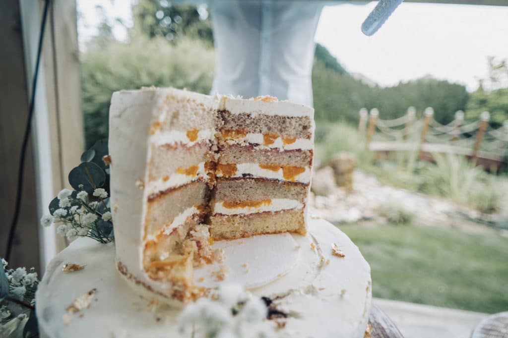 Rozkrojená svadobná torta