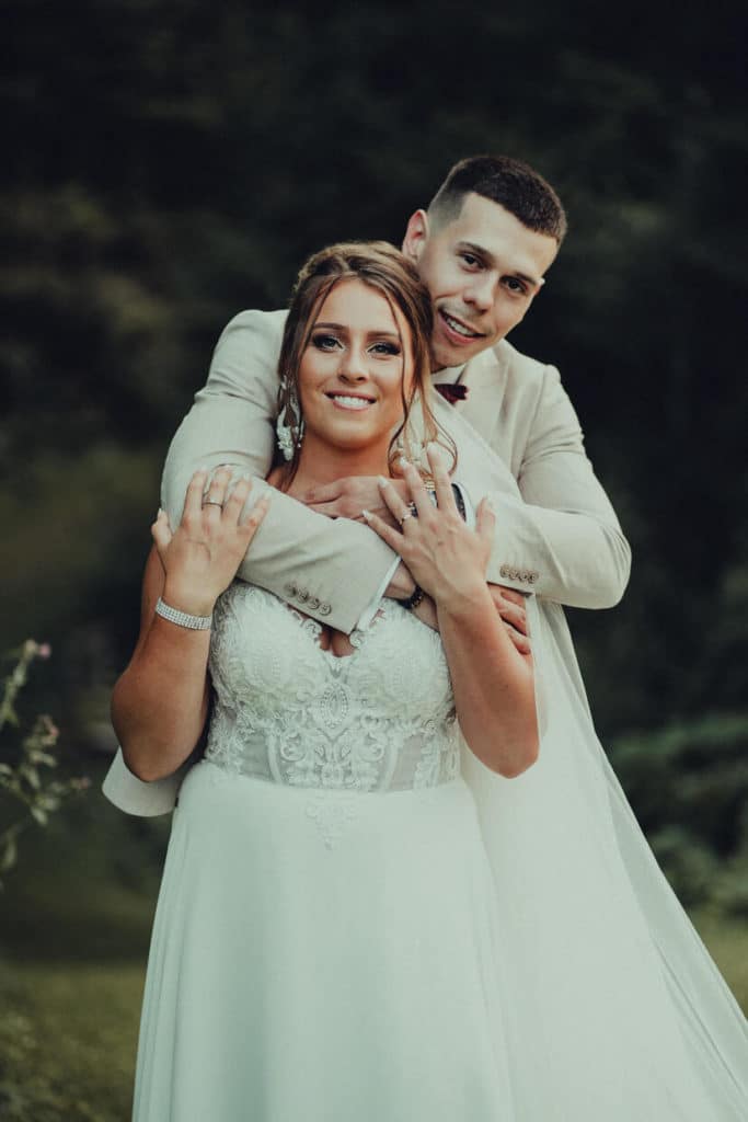 Katka sa usmieva, keď ju Matej objíma zozadu na okraji lesa
