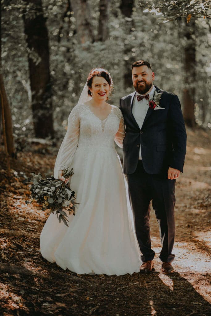 Andrea a Peter sa usmievajú medzi stromami v slnečnom lese