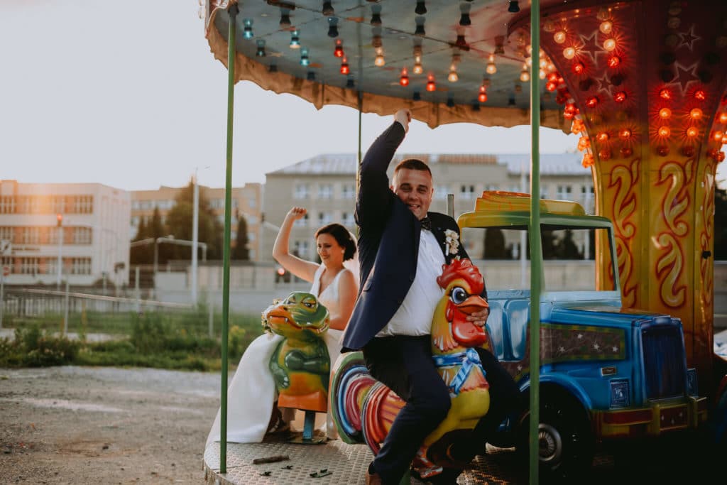 Nevesta a ženích sa šantia na kolotoči na sídlisku v Banskej Bystrici