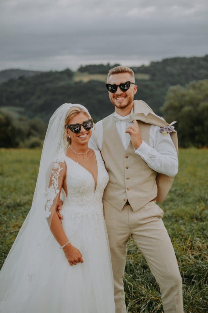 Linda a Marcel v slnečných okuliaroch, ženích má sako prehodené cez plece