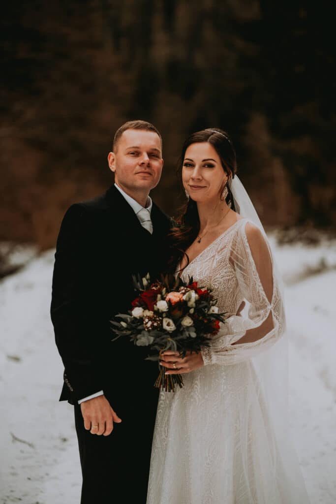 Portrét Katky a Tomáša s tmavou kyticou v zimnom lese