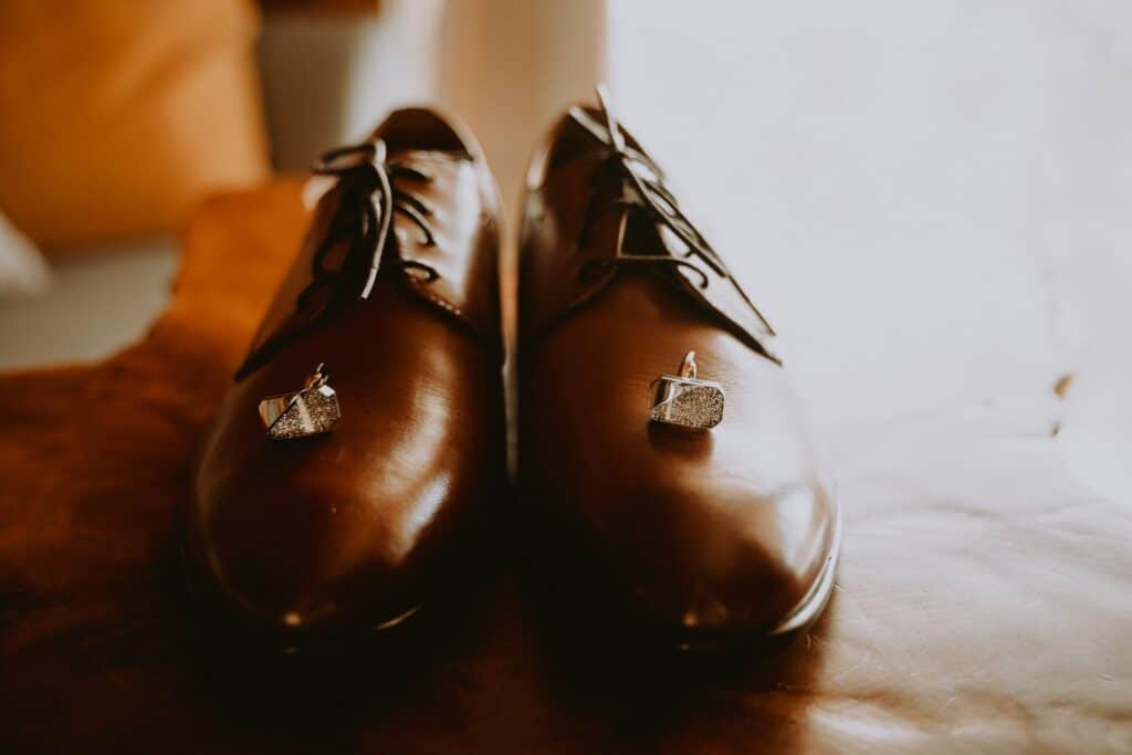 Pánske svadobné topánky by mali byť predovšetkým pohodlné a zároveň by mali elegantne dopĺňať zbytok outfitu.