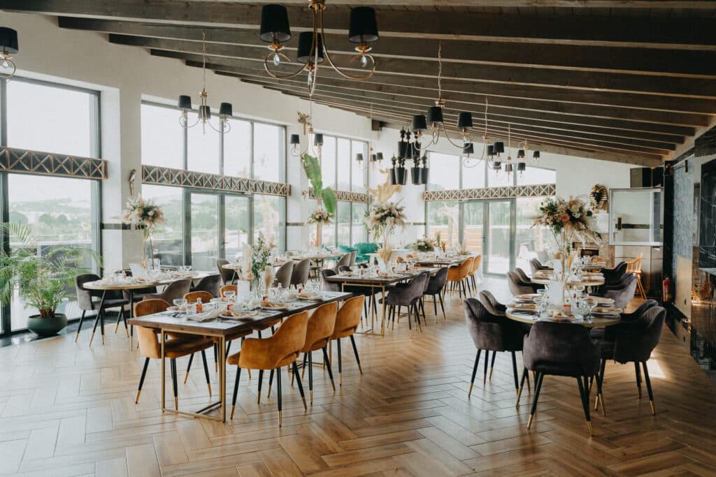 Prestretá svadobná sála Sky bar Brezno s dlhými stolmi a veľkými oknami