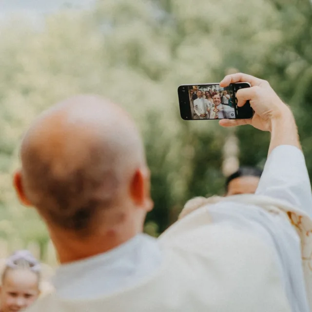 A čo ty? Máš lepšiu selfie s farárom? 🤳🏼😂 #selfie #svadobnyfotografslovensko #svadba…